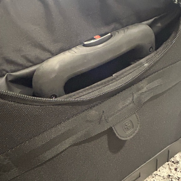 Swiss Gear Granada Business Gear Wheeled Suitcase Laptop Bag Carry On 17” Travel - Picture 10 of 16